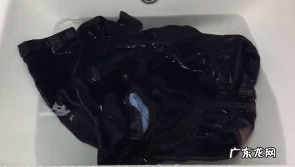 防止牛仔裤掉色的小妙招,新牛仔裤怎么洗不掉色最有效的方法泡多长时问