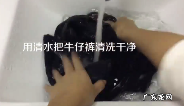 防止牛仔裤掉色的小妙招,新牛仔裤怎么洗不掉色最有效的方法泡多长时问