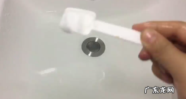 防止牛仔裤掉色的小妙招,新牛仔裤怎么洗不掉色最有效的方法泡多长时问