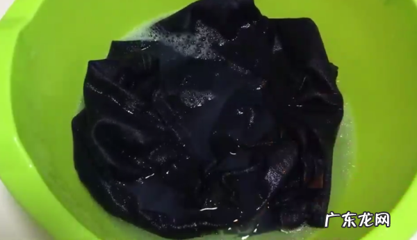防止牛仔裤掉色的小妙招,新牛仔裤怎么洗不掉色最有效的方法泡多长时问