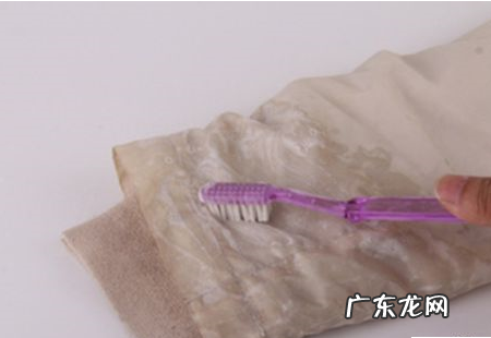 羽绒服怎么洗油渍,羽绒服油渍怎么洗掉妙招