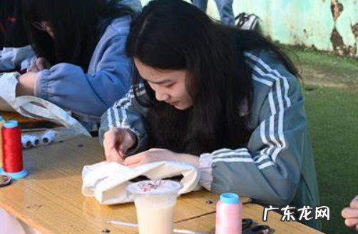 怎么样用餐巾纸折小白花,用餐巾纸怎么做小白花