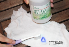 白衣上圆珠笔怎么洗掉,白衬衫有圆珠笔怎样能去除