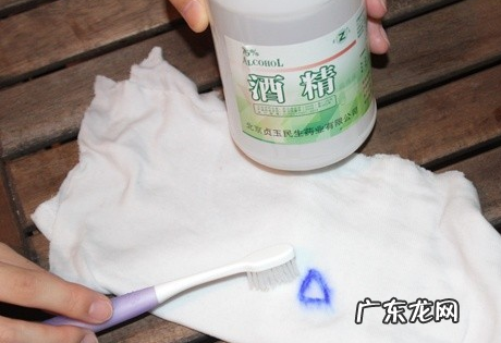 白衣上圆珠笔怎么洗掉,白衬衫有圆珠笔怎样能去除