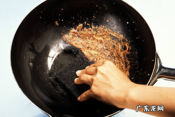 炒锅外面的油渍污垢怎样去除,炒锅外面的污垢怎么去除