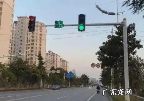 y型路口2个红绿灯看哪个,路口两个红绿灯数字一样怎么看图解