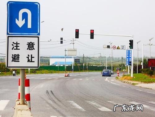 y型路口2个红绿灯看哪个,路口两个红绿灯数字一样怎么看图解