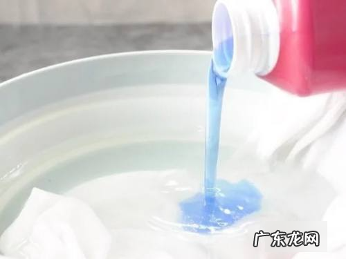衣物上的油渍如何才能洗干净,衣服的油污怎么清洗干净