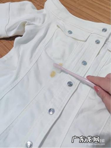 衣物上的油渍如何才能洗干净,衣服的油污怎么清洗干净