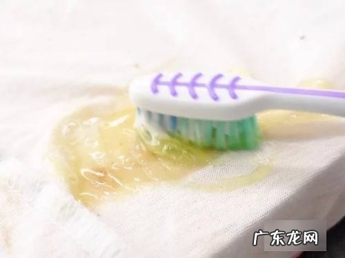 衣物上的油渍如何才能洗干净,衣服的油污怎么清洗干净