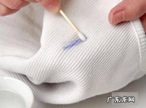 衣物上的油渍如何才能洗干净,衣服的油污怎么清洗干净