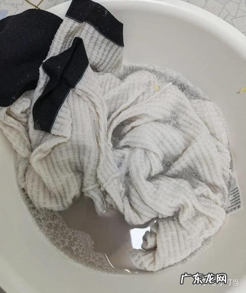 衣物上的油渍如何才能洗干净,衣服的油污怎么清洗干净