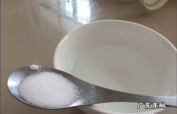 牛仔裤上有铁锈怎么洗掉,生活中如果牛仔裤上有铁锈怎么去掉