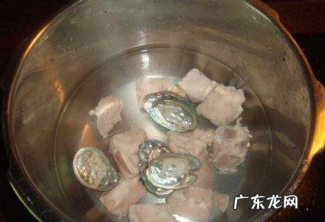 鲍鱼炖排骨汤怎么做,排骨炖鲍鱼汤要怎么炖该加什么