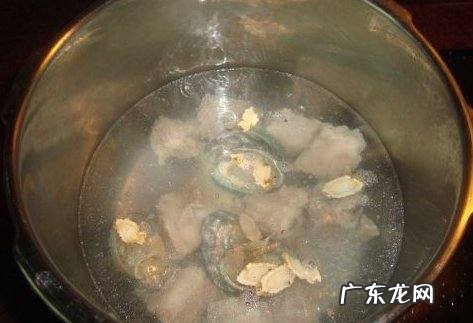 鲍鱼炖排骨汤怎么做,排骨炖鲍鱼汤要怎么炖该加什么