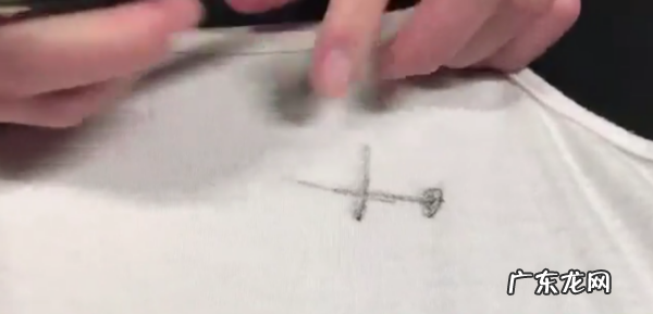 怎么样可以去掉衣服上的油笔道,衣服上划上中性笔道怎么去掉