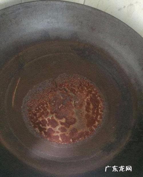 马勺底污垢处理的妙招,马勺底污垢处理的妙招用火碱