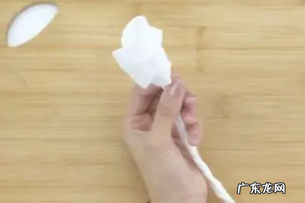 怎么样用餐巾纸折小白花,白花怎么用纸折