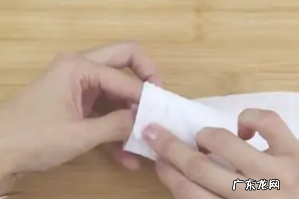 怎么样用餐巾纸折小白花,白花怎么用纸折