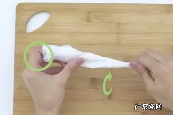 怎么样用餐巾纸折小白花,白花怎么用纸折