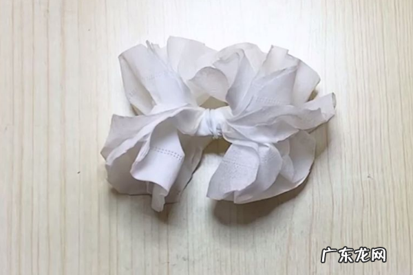 怎么样用餐巾纸折小白花,白花怎么用纸折