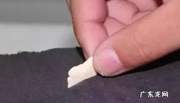 泡泡糖粘手上怎么洗掉,口香糖粘在鞋底怎么洗掉