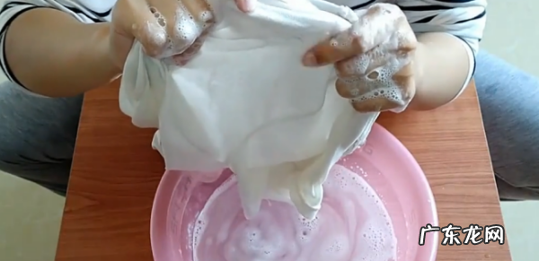 衣服有圆珠笔迹怎么洗,如何清洗衣服的油渍