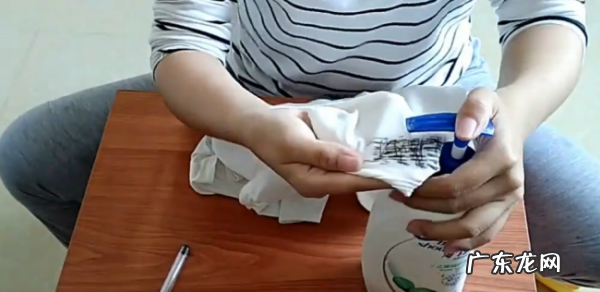 衣服有圆珠笔迹怎么洗,如何清洗衣服的油渍