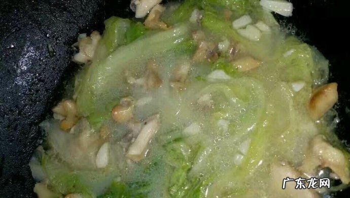 海螺炒白菜怎么做好吃,普通炒白菜怎么做
