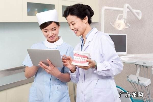 牙齿缝隙上黄怎么清理,牙缝处总长黄软泥怎么回事