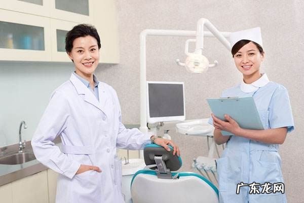 牙齿缝隙上黄怎么清理,牙缝处总长黄软泥怎么回事