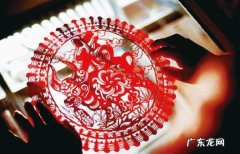 窗花用什么贴在玻璃上面,窗花怎么贴