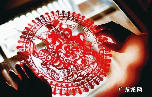 窗花用什么贴在玻璃上面,窗花怎么贴
