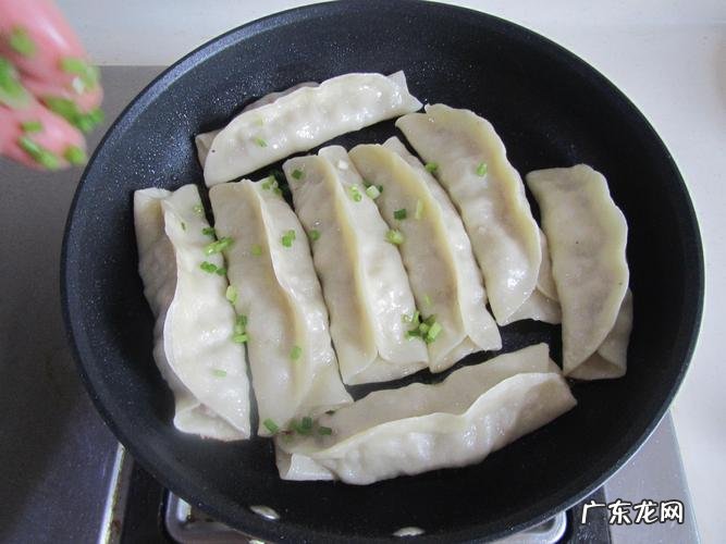 锅贴是什么面,锅贴和面到底是烫面还是冷面