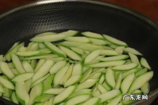 炒西葫芦怎么炒好吃,西葫芦怎样炒菜好吃跟什么搭配