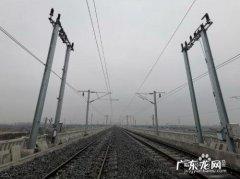 高铁上面的电线为什么磨不断,高铁速度那么快为什么不会脱轨