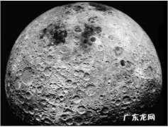 月球上的坑叫什么,月球表面的坑是不是雨石砸出来的