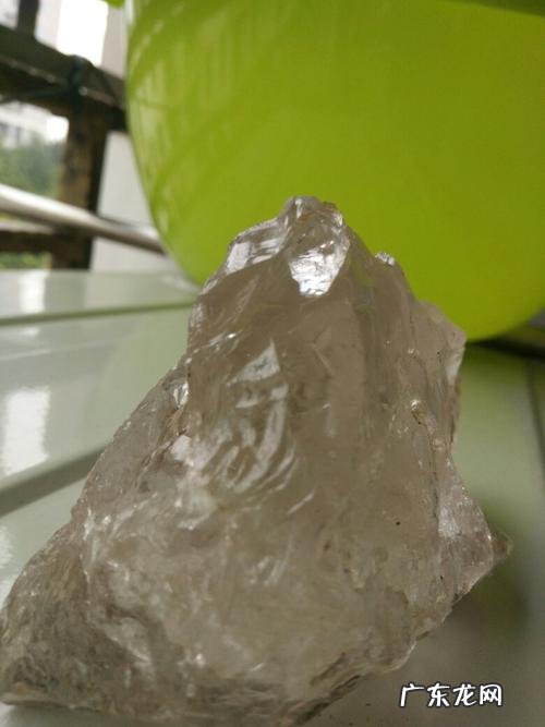 水晶是玻璃还是石头,水晶是玻璃的一种