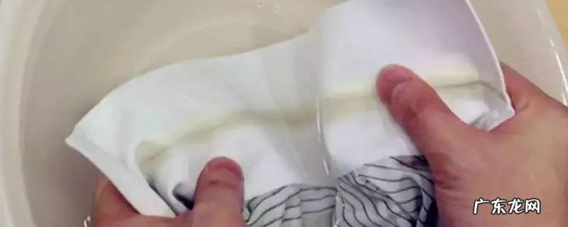 衣服上汗渍发黄怎么洗干净 衣服上的汗渍发黄怎么洗