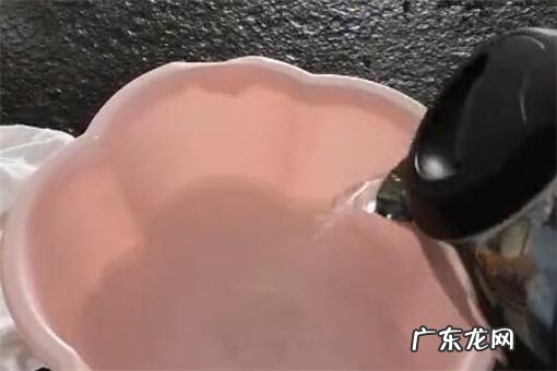 白衣服上番茄汁怎么洗,白衣服沾了番茄酱怎么能洗掉