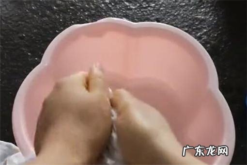 白衣服上番茄汁怎么洗,白衣服沾了番茄酱怎么能洗掉