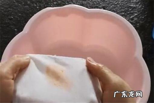白衣服上番茄汁怎么洗,白衣服沾了番茄酱怎么能洗掉