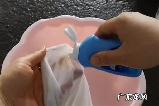 白衣服上番茄汁怎么洗,白衣服沾了番茄酱怎么能洗掉