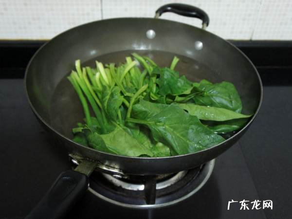 菠菜怎么焯水,菠菜怎样焯水不变色