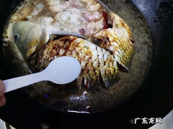 红烧鲤鱼怎么做法,红烧鲤鱼最简单的做法窍门