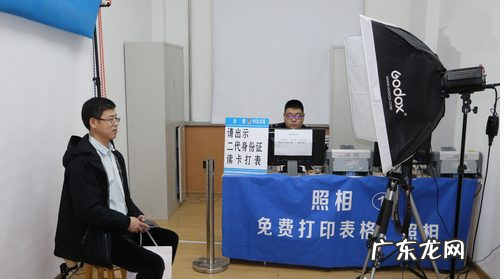 护照照片衣服要领子,拍护照穿什么衣服