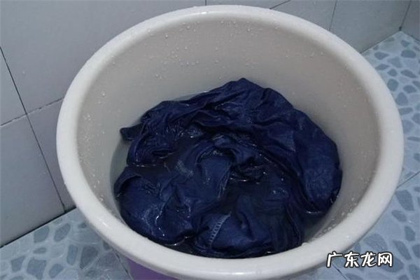 深色衣服褪色怎么洗才能不褪色,深色衣服怎么洗不掉色