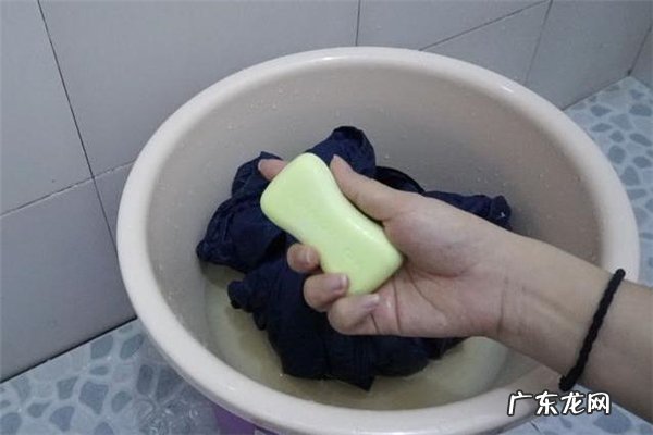深色衣服褪色怎么洗才能不褪色,深色衣服怎么洗不掉色
