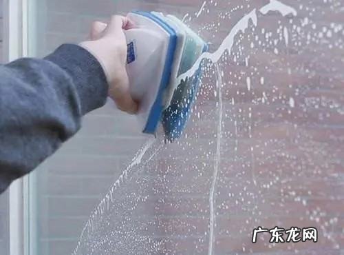 窗纸时间长了粘在玻璃上如何撕掉,窗户玻璃纸怎么撕掉