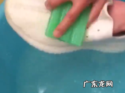 鞋子上油渍时间长了怎么洗掉,鞋子上面有油渍怎么办